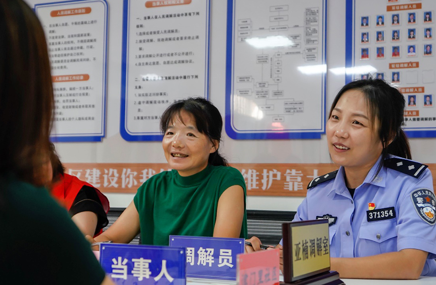 民警會(huì)同街道在“亞楠調(diào)解室”調(diào)解糾紛。天津市公安局東麗分局供圖