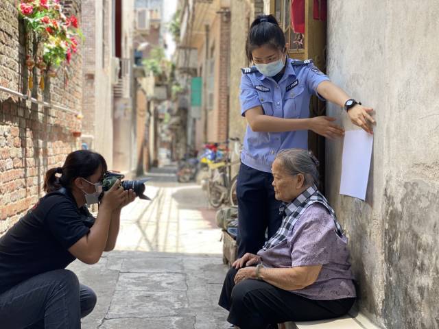 廣東政法機關將教育整頓成效迅速轉化為服務群眾強大動力。圖為公安機關窗口工作人員上門為老年人主動提供“上門辦”服務。