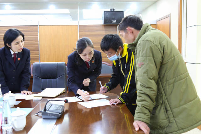 廣東政法機關將教育整頓成效迅速轉化為服務群眾強大動力。圖為中山市檢察院發揮檢察職能，為一名突遭家庭變故的未成年人提供司法救助。