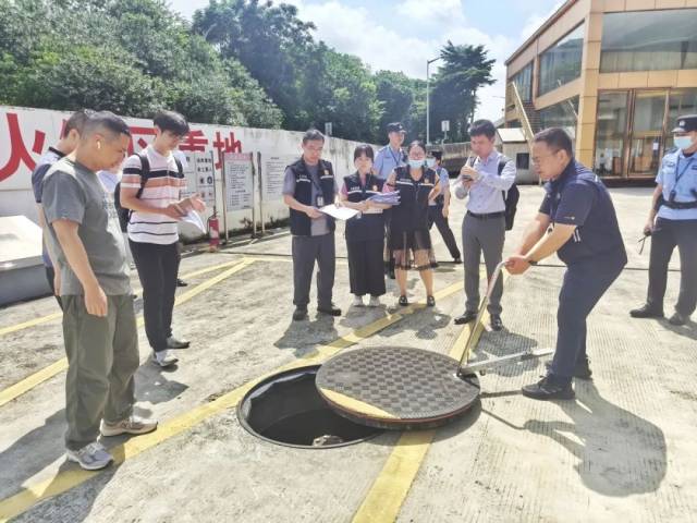 執行法官在騰退現場檢查油氣罐安全 執行法官在騰退現場檢查油氣罐安全
