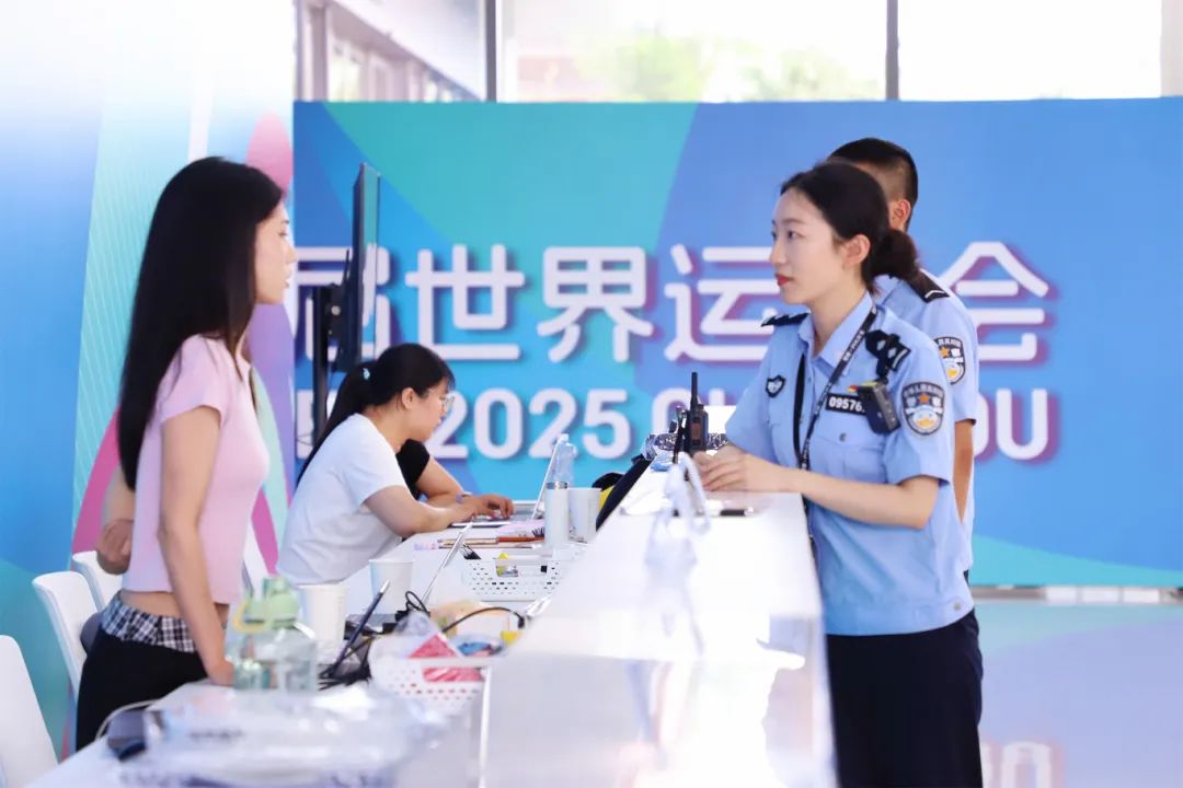 成都世運會開幕前夕，民警在東部賽區(qū)主媒體中心與工作人員交流，詳細(xì)了解場館運行情況，并協(xié)調(diào)安全保障工作。.JPG