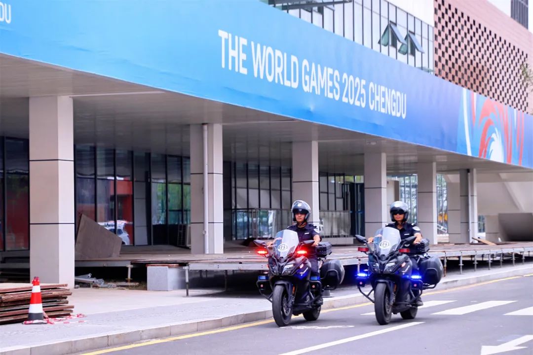 民警騎著警用摩托車在場館外巡邏，加強賽前重點區(qū)域執(zhí)勤，為參賽選手和觀眾提供高效服務(wù)與安全保障.jpg