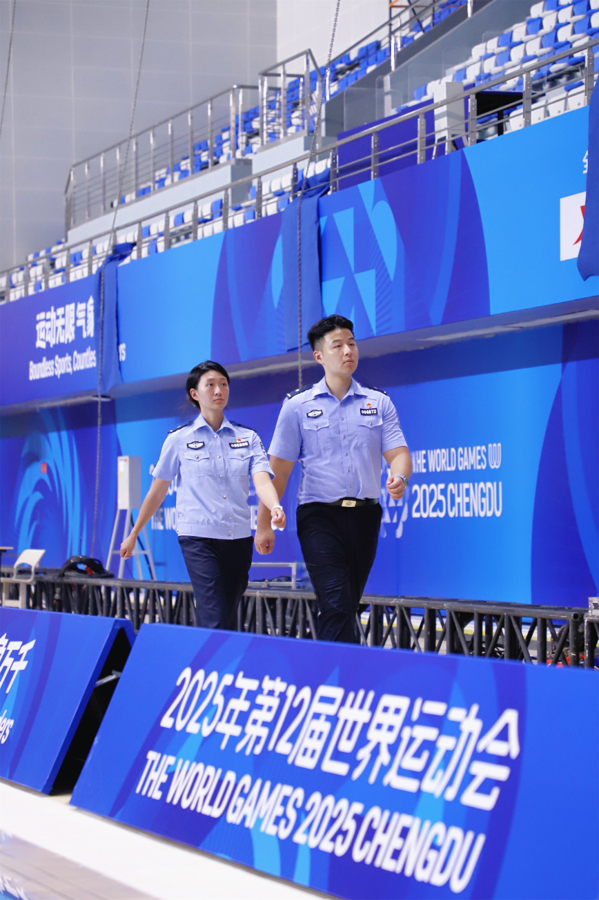 成都世運會游泳跳水館內(nèi)，民警正在進(jìn)行場館巡邏，重點檢查安檢設(shè)施和應(yīng)急通道.PNG