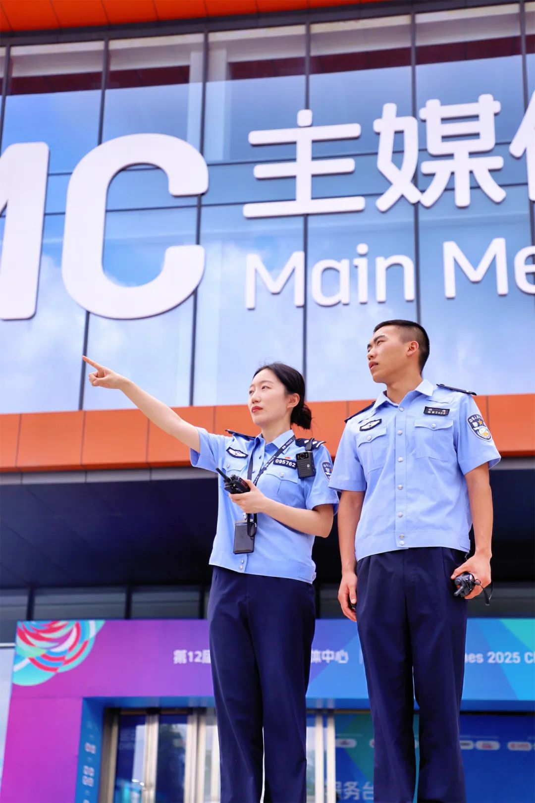 成都世運會東部賽區(qū)主媒體中心，執(zhí)勤民警正在開展安全巡查工作。.JPG