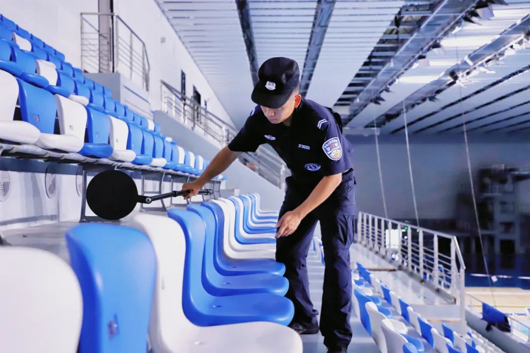成都世運會游泳跳水館內(nèi)，排爆民警正在對場館重點區(qū)域進(jìn)行專業(yè)安檢。為參賽運動員和觀賽群眾筑牢安全防線。.JPG